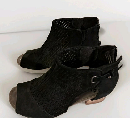 Earth Ivy Sahara Black Suede Lazer-Cut Bootie Casual Heels